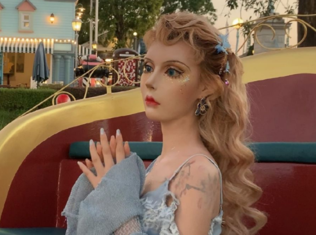 700万网红真人芭比吃饭不敢张嘴面无表情被嘲像机器人