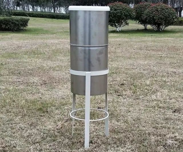 用雨量筒来测定以毫米为单位,气象观测中取一位小数待融化后在水平面