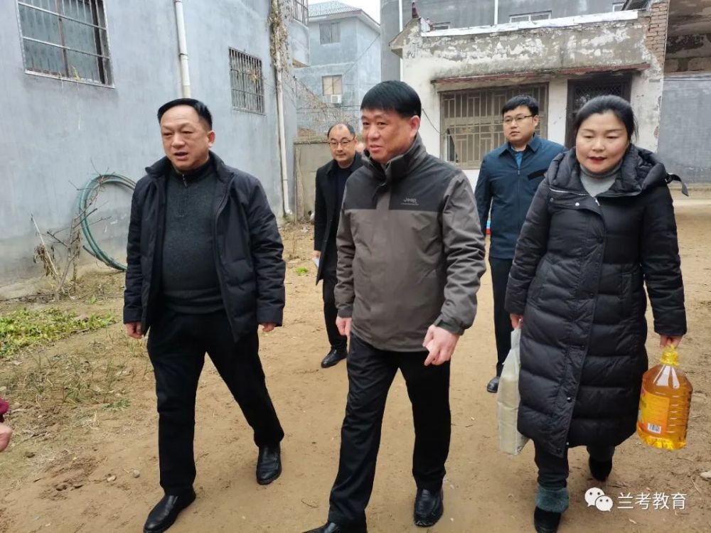 中共兰考县委副书记刘国飞教体局领导春节前夕走访慰问困难教师代表