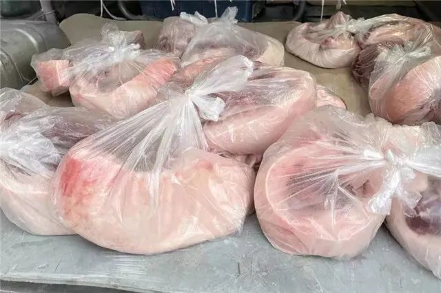 诸暨爱心人士给村民发重量级年货200斤猪肉