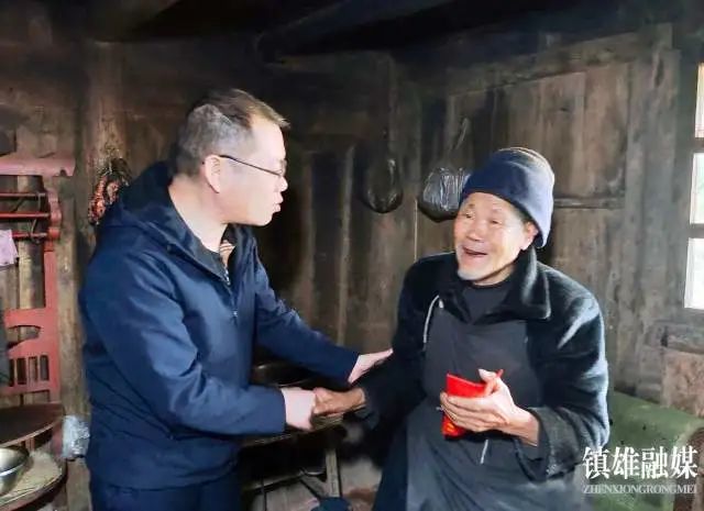 郑大华到盐源镇走访慰问