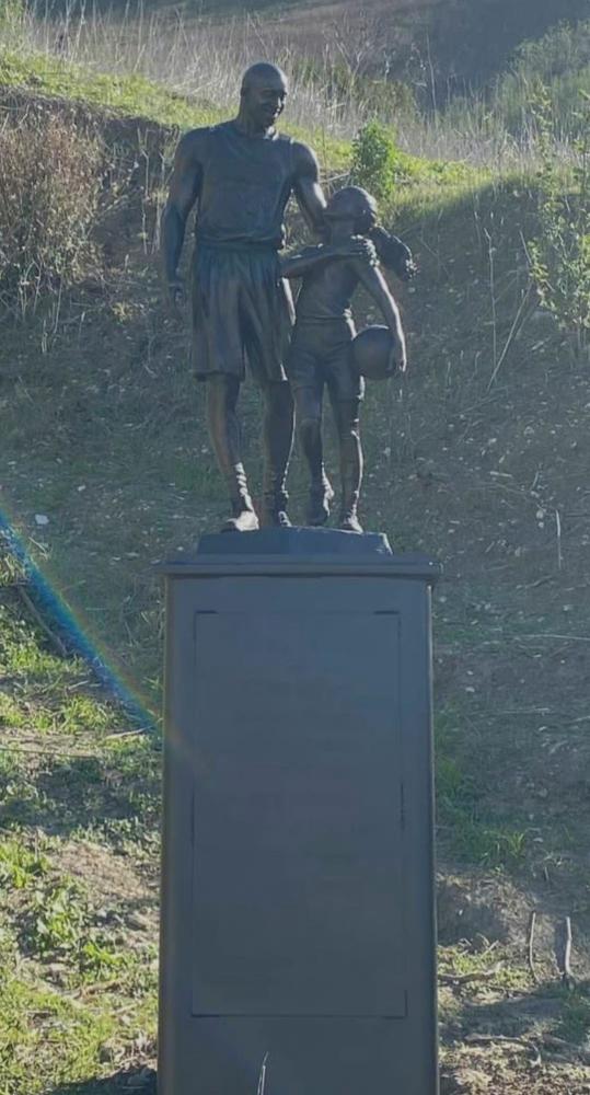 泪目逝世两周年科比遗体画像揭露事故地竖起雕像传奇永恒