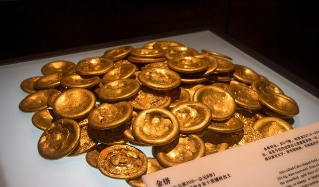 形似圆饼而得名,但其实金饼的形状也不固定,比如"马蹄金","柿子金"等