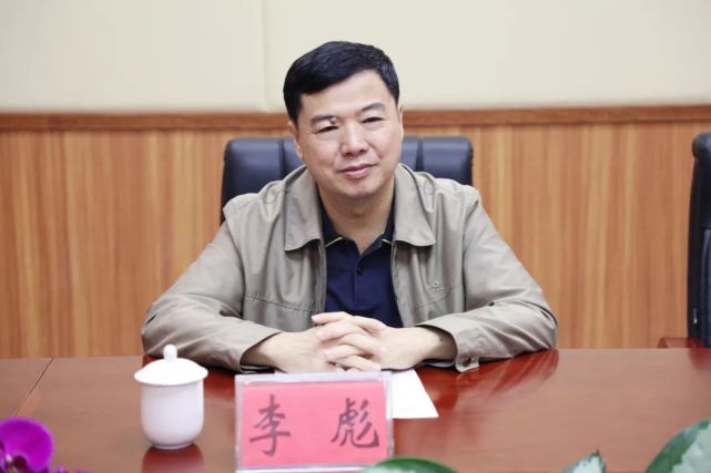 1月25日上午,三亚市检察院党组成员,副检察长李彪带领第四检察部干警