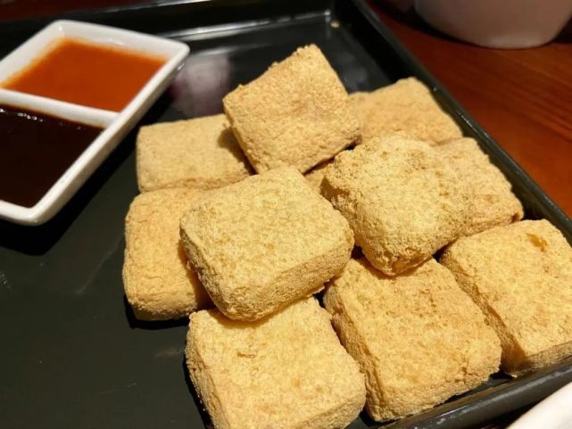 湖州的臭豆腐干嵌烧饼,金华的烂菘菜滚豆腐,东阳的童子尿煮鸡蛋,杭州