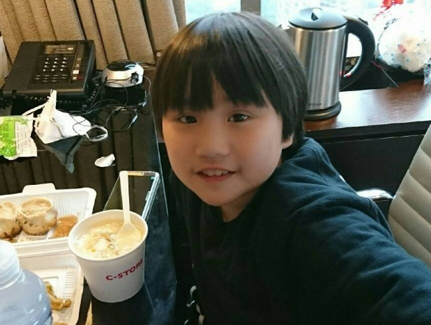 小小彬原名温玄烨,出生于中国台湾的童星世家,他的父亲小彬彬也是童星