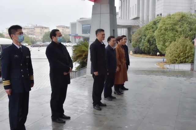 县委书记易刚一行春节前夕亲切慰问一线执勤交警