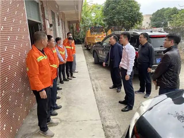 图为副市长郑振汉(右三)到陂面飞机场道班走访慰问一线养护工人图为副