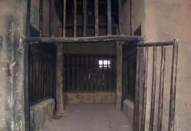 存在268年的清朝被推翻时那些大牢里的10万犯人怎么办了