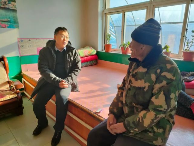 在贫困党员赵乐华和贫困党员王春普家中,苑振超详细