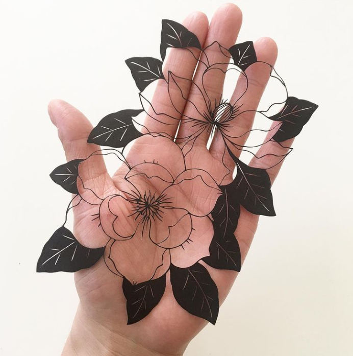 女孩用刻刀"画"插画,缠着创口贴的手指,让人心生敬意_腾讯新闻