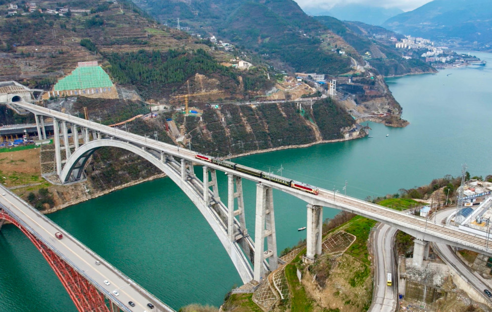 新华全媒郑渝高铁万州北至巫山段进入联调联试阶段