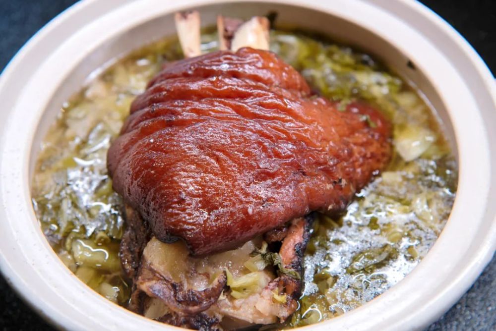 而在离贵州省贵阳市区不远的一个小镇扎佐,当地的特色美食"酸菜蹄髈"