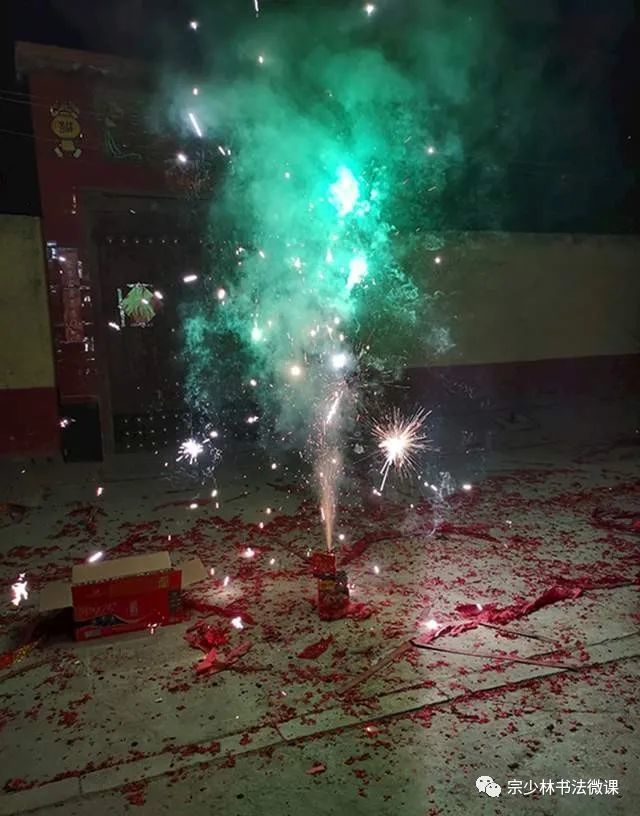 美丽的烟花在除夕绽放重温传统民俗新年让来年无病无灾