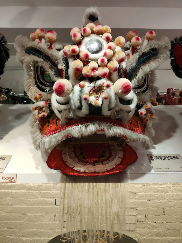 "刘备狮"毛色为白色,白色毛寓意年长地位高, 底色为黄色,象征着刘备的