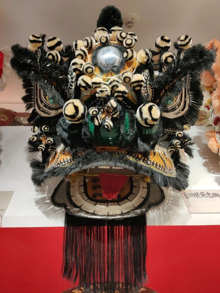 赵云狮,黄忠狮,马超狮"赵云狮"底色为浅绿色,点缀着红白橙等花纹,是