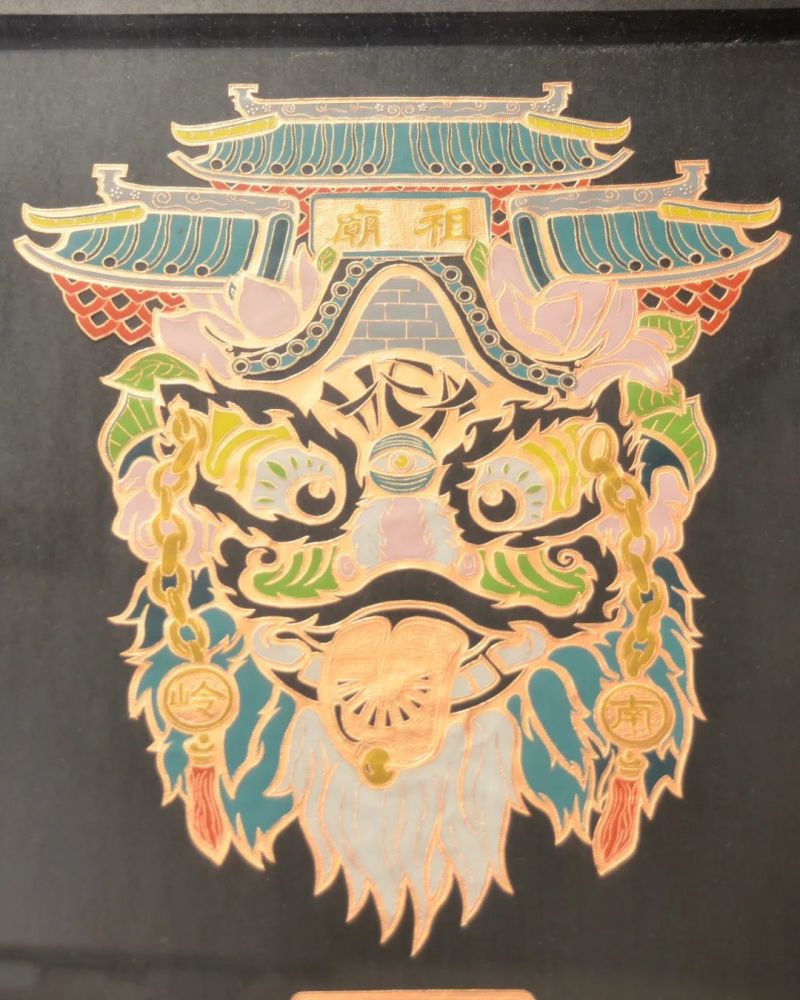 通过佛山铜凿剪纸手艺展现出醒狮文化与各省市地方文化结合的创意形象