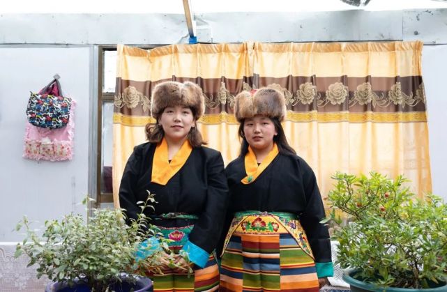 市文联"送欢乐,下基层"文化润边活动组来到亚东县下亚东乡夏日村,期间