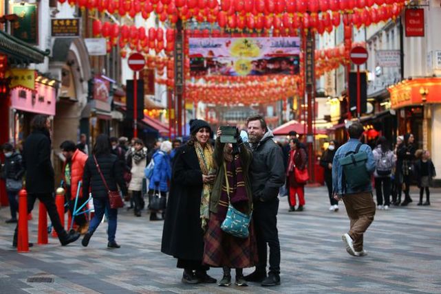 来看看海外民众迎新年,街头过年氛围浓厚