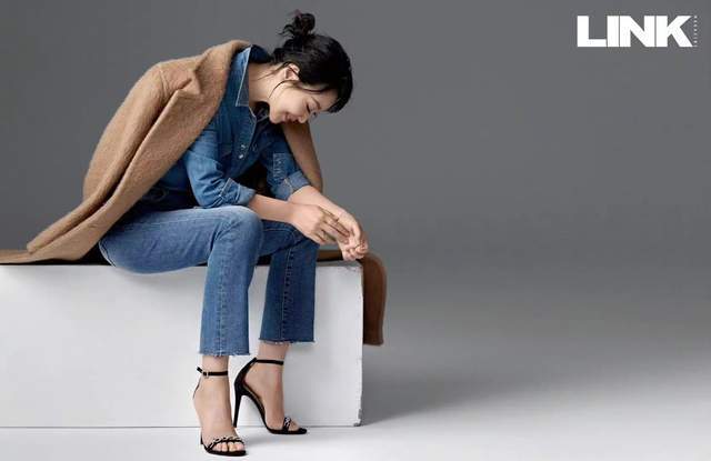 50岁闫妮状态绝了!穿黑色蕾丝长裙加波点丝袜,网友:不愧是掌柜