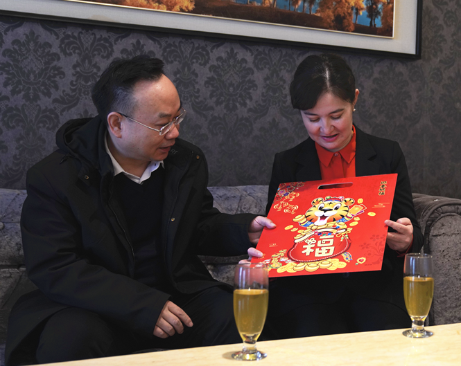 当天,张明师来到"全国文明家庭"努尔布布·力玛洪的工作单位,给她送去