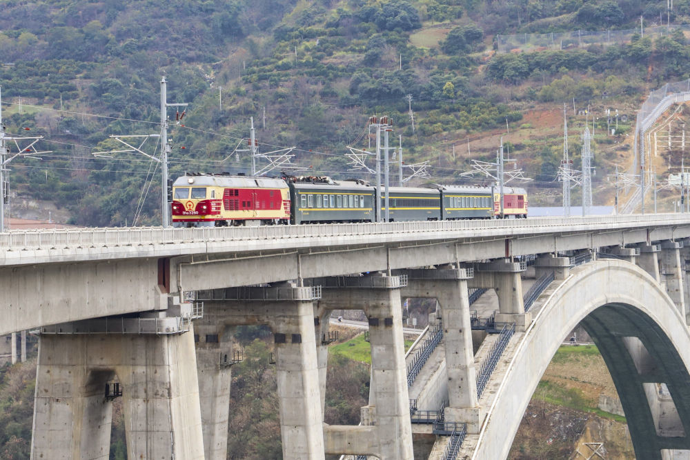 新华全媒郑渝高铁万州北至巫山段进入联调联试阶段