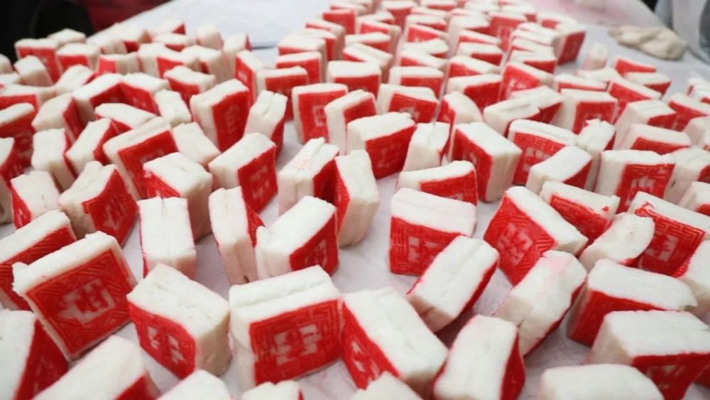 红印糕出炉了师傅将其一一摊开码得整整齐齐带着浓浓烟火气看着就香软