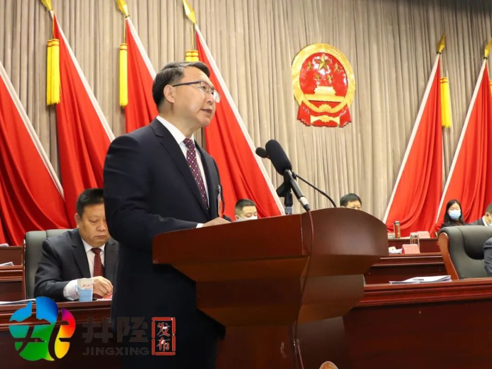 县十八届人大常委会主任霍爱民受县十八届人大常委会委托向大会报告