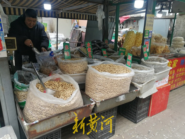 多个摊位的批发商表示,济南炒货干果瓜子等年货的销售情况火热,价格