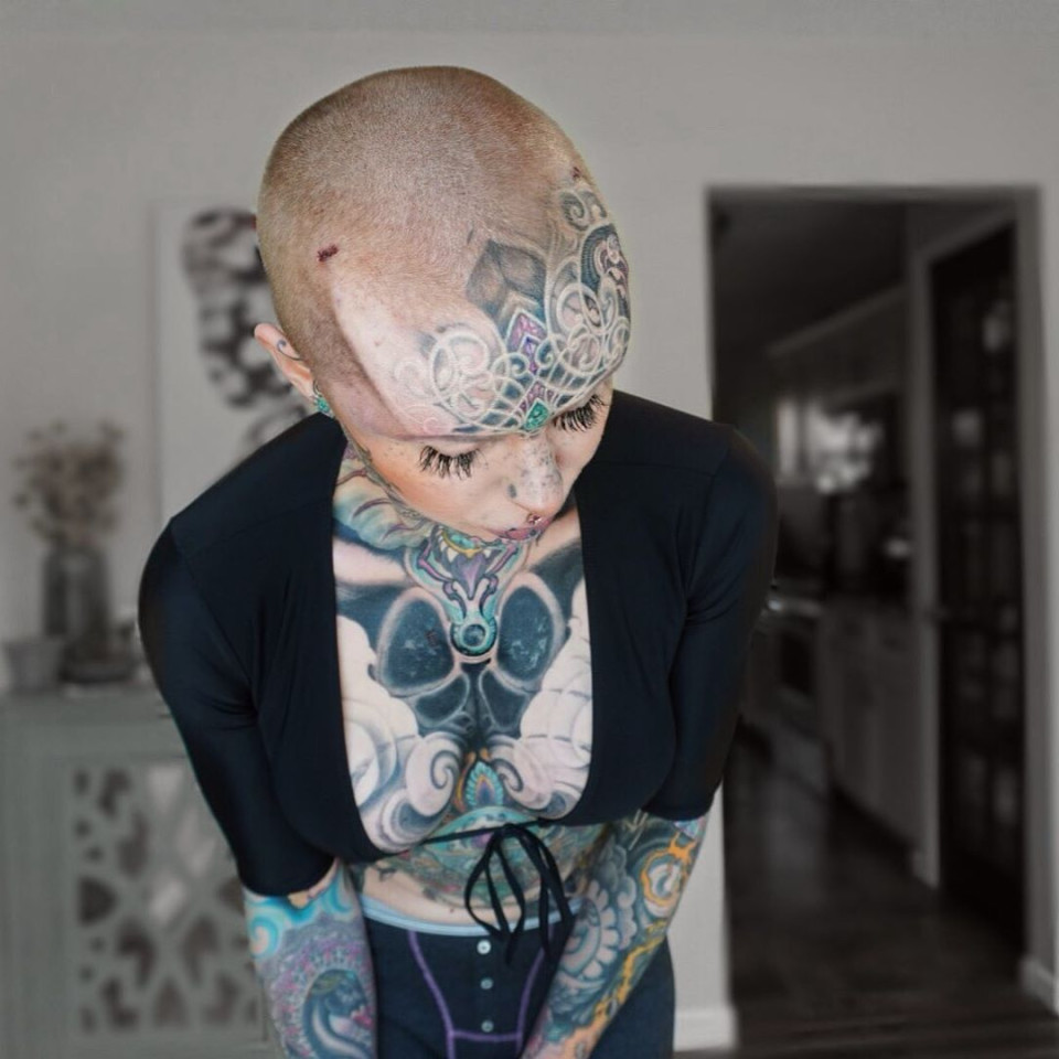 德国美女痴迷纹身,全身纹50处,花费32万元,额头植入了犄角_腾讯新闻