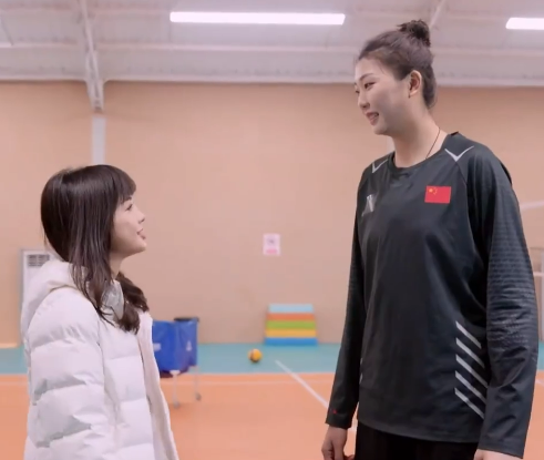 袁心玥发声感谢郎平2米01萌妹和王冰冰同框出镜最萌身高差