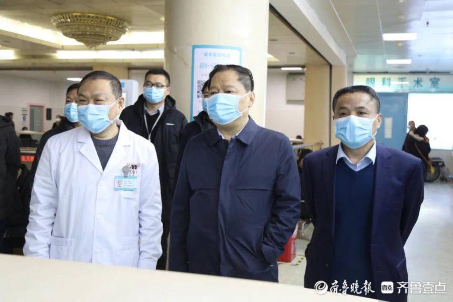 在"水韵秋波"文化长廊,孙大兴一行驻足停留,在讲解员的导引下详细了解