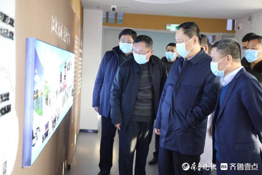 在"水韵秋波"文化长廊,孙大兴一行驻足停留,在讲解员的导引下详细了解