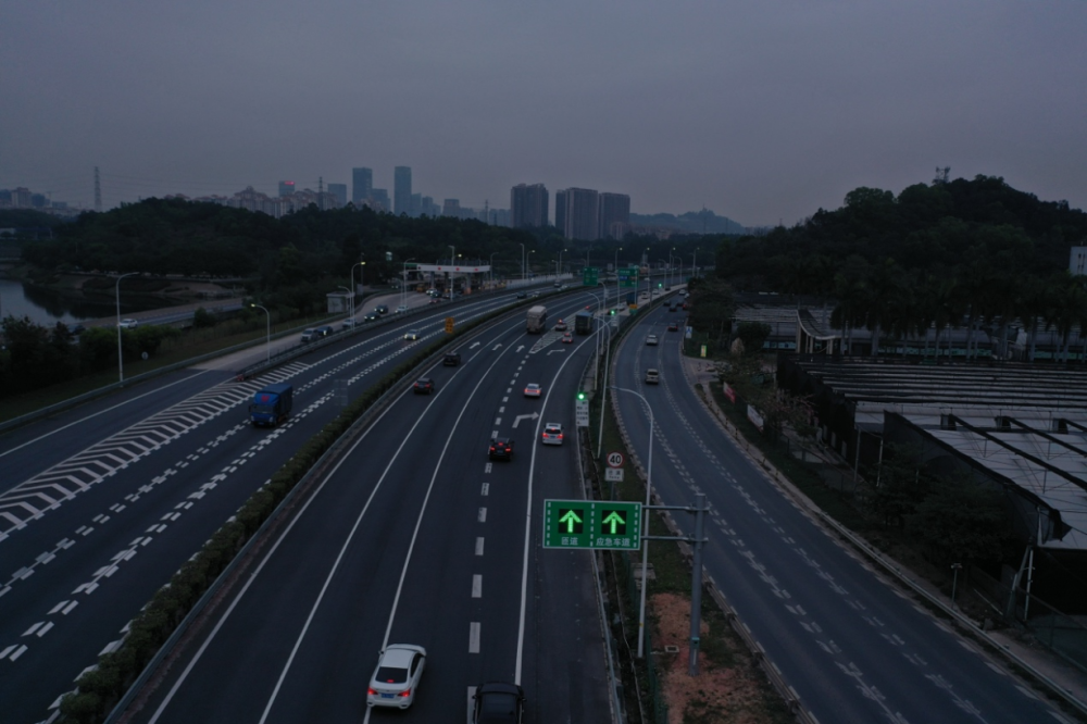 驾车出行请注意广台高速这一路段可借应急车道通行