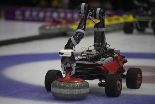 哈尔滨工业大学研制的智能冰壶机器人与专业运动员开展人机对抗表演赛