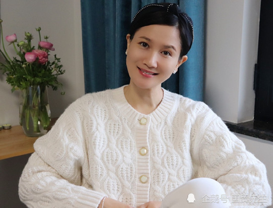 照片中,44岁的她身穿白色毛衣搭配白色长裤出镜,五官精致端庄大方