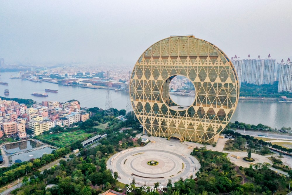 广州有两座奇怪的建筑一座像甜甜圈一座像没叠好的棉被