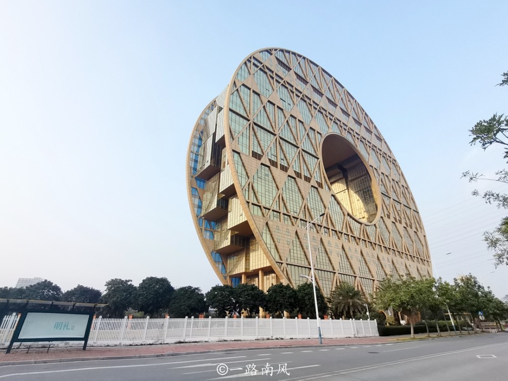 广州有两座奇怪的建筑一座像甜甜圈一座像没叠好的棉被