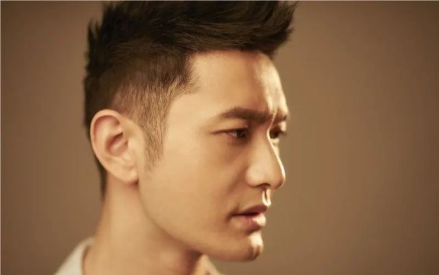 伏犀鼻直,有利艺术表演黄晓明的鼻子长达天庭,鼻子神清气爽,强劲有力