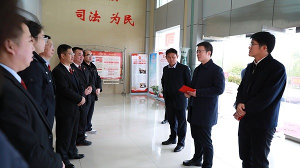 黎川县委县政府主要领导走访慰问法院干警