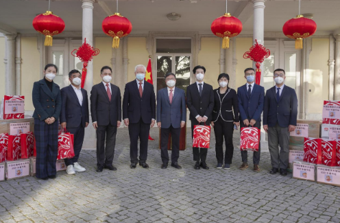 中国驻葡萄牙大使馆向旅葡侨胞和留学生发放"春节包"