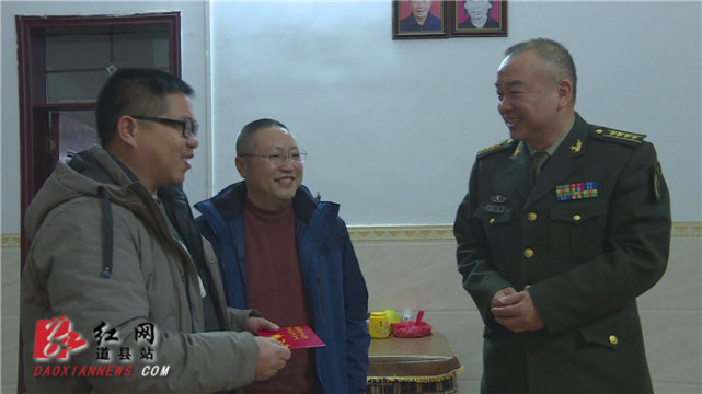 何莹锋 何路)1月27日,永州军分区司令员熊壮一行到道县走访慰问熊照元