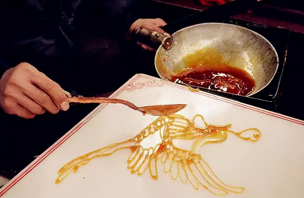 四川传统文化里的糖画叫做倒糖粑粑