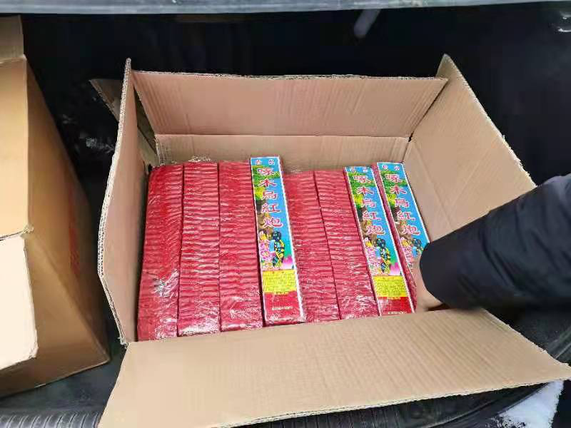 案件八盂县公安局民警在开展烟花爆竹"五禁"专项检查中,发现某超市