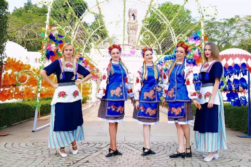 爱上中国年味乌克兰美女来深六年虎年新春特排扇子独舞