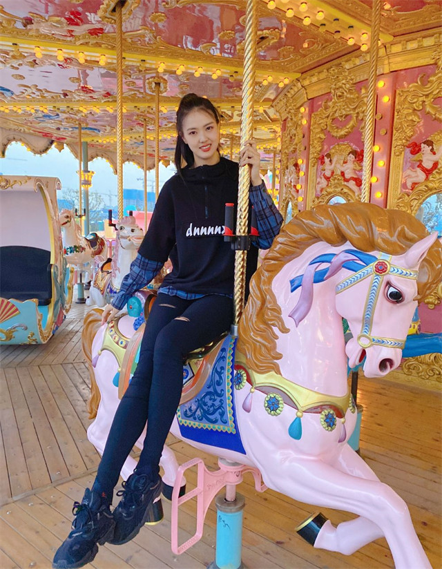 辣妈惠若琪成熟美丽率中国女排向郎平比心张常宁婚后皮肤白嫩