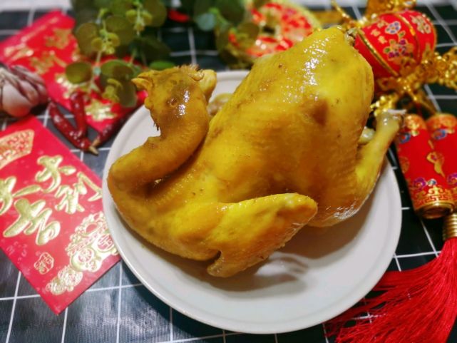 下面就来把做法分享给大家,做好了的盐焗鸡大家可以手撕直接端上桌,也