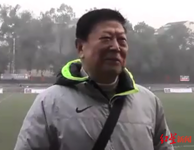 姚夏父亲、足球名宿姚明福今天凌晨在重庆因病去世_腾讯新闻