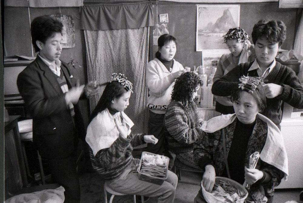 1987年,浙江绍兴,观看烫发的农村妇女