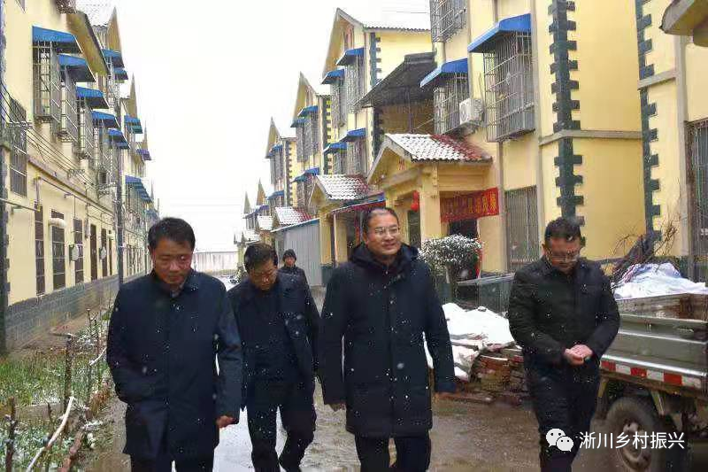 淅川县委书记周大鹏到厚坡走访慰问困难群众